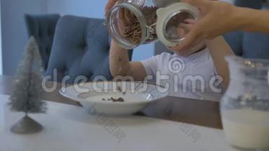 孩子们`手把杯子里的牛奶倒进一个白色的盘子里，特写镜头